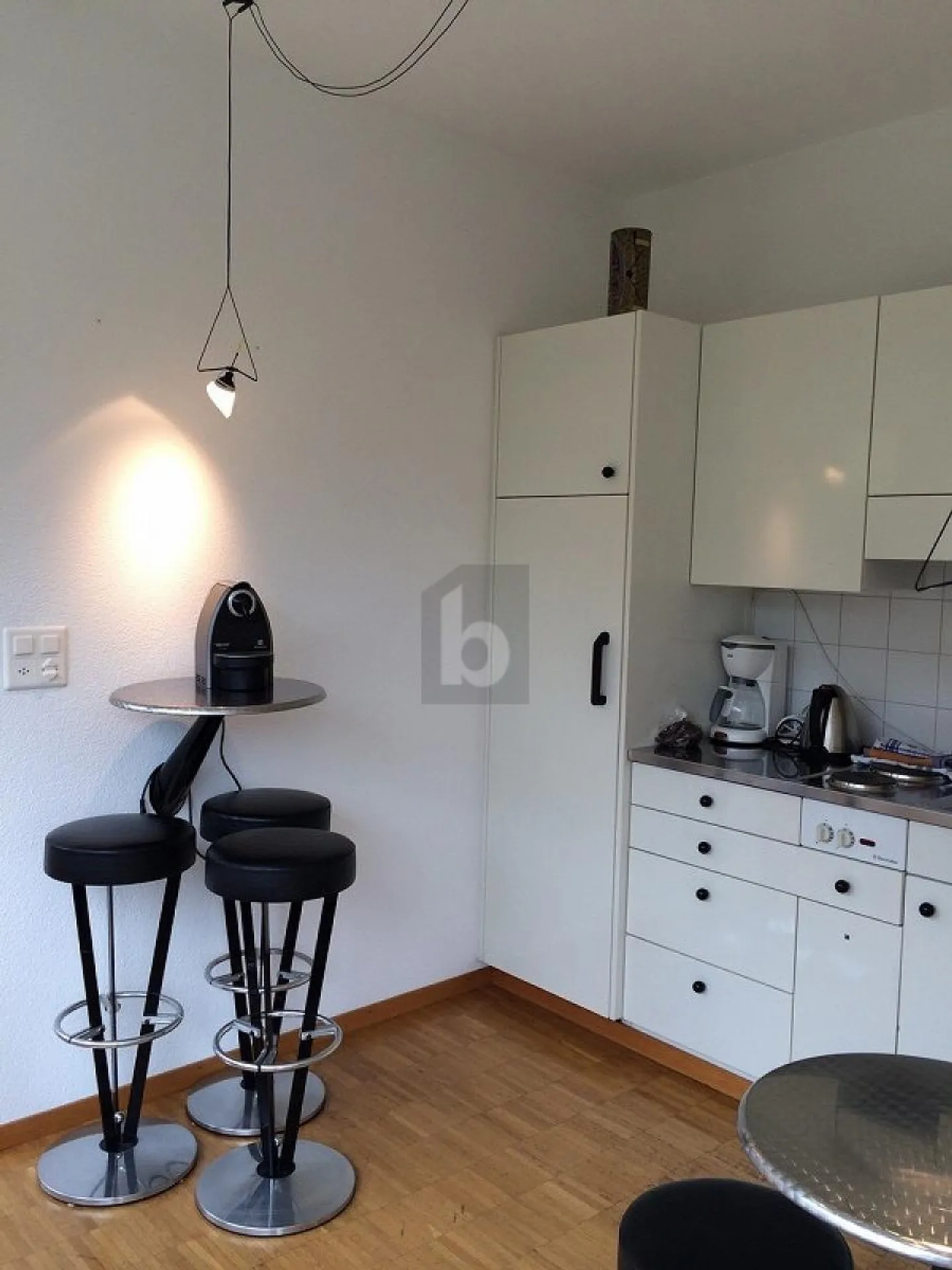 MODERN AND LIGHT-FLOODED - Photo 3 of 5