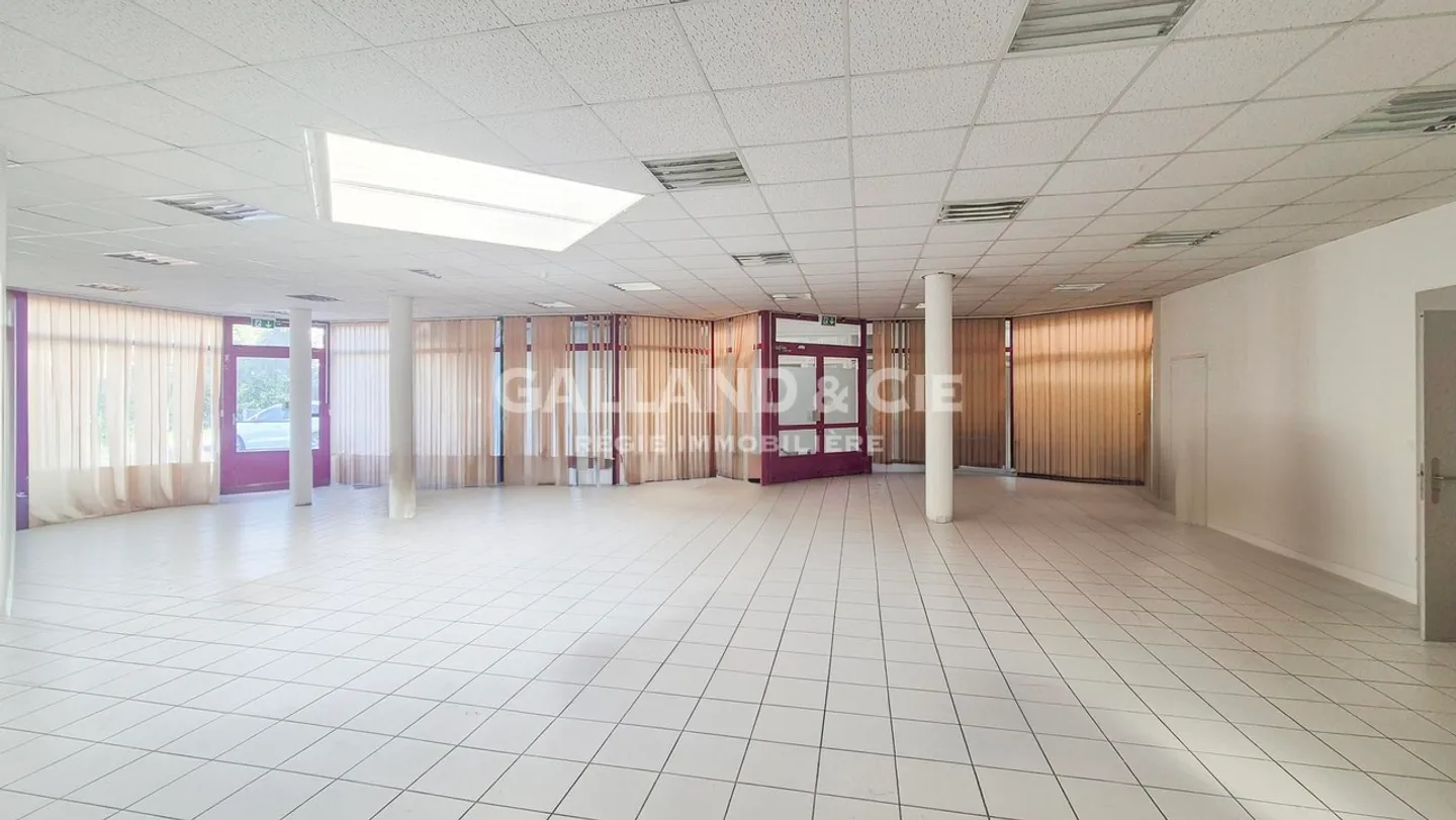 Large commercial space in Renens adaptable to your needs - Photo 1 of 7