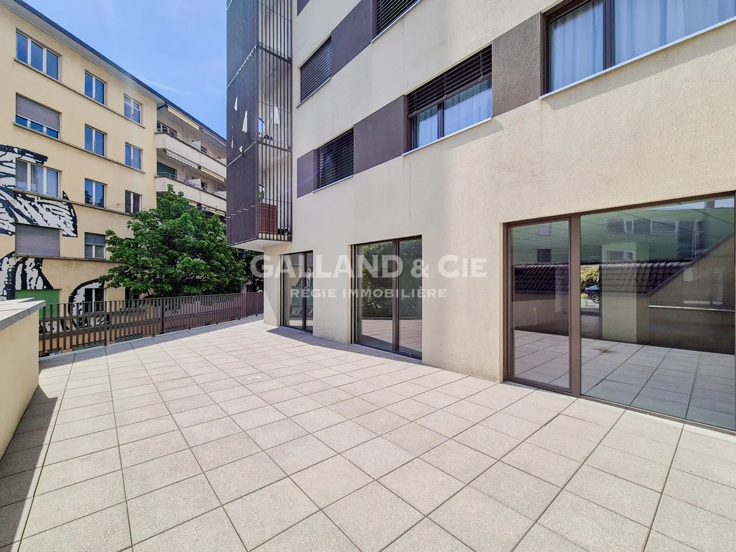 Spacious commercial space with good visibility and a large terrace - Photo 1 of 3