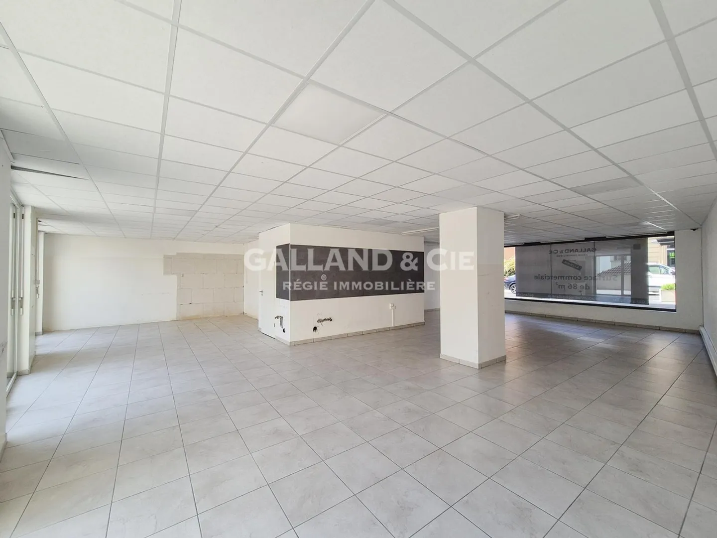 Spacious commercial space with good visibility and a large terrace - Photo 3 of 3