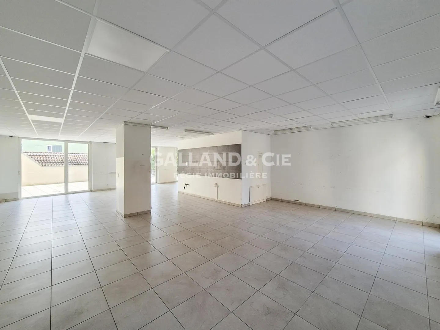 Spacious commercial space with good visibility and a large terrace - Photo 2 of 3