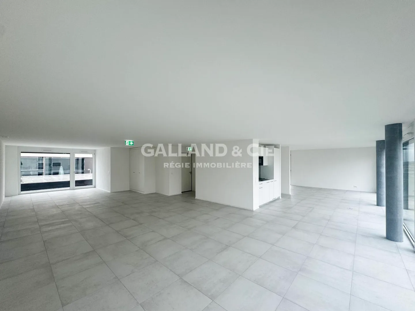 Develop your business in a modern and bright setting - Photo 4 of 9