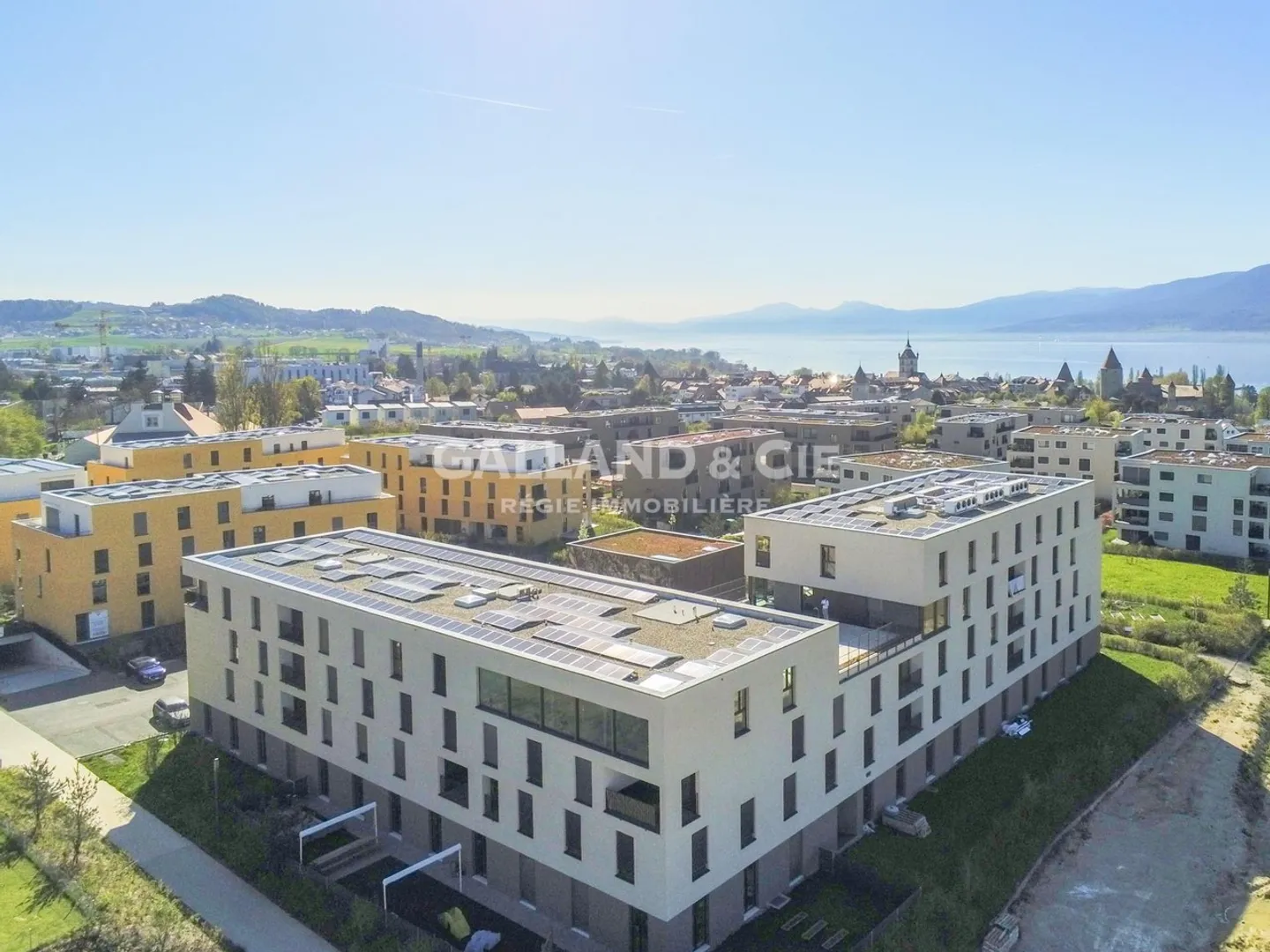 Develop your business in a modern and bright setting - Photo 1 of 9
