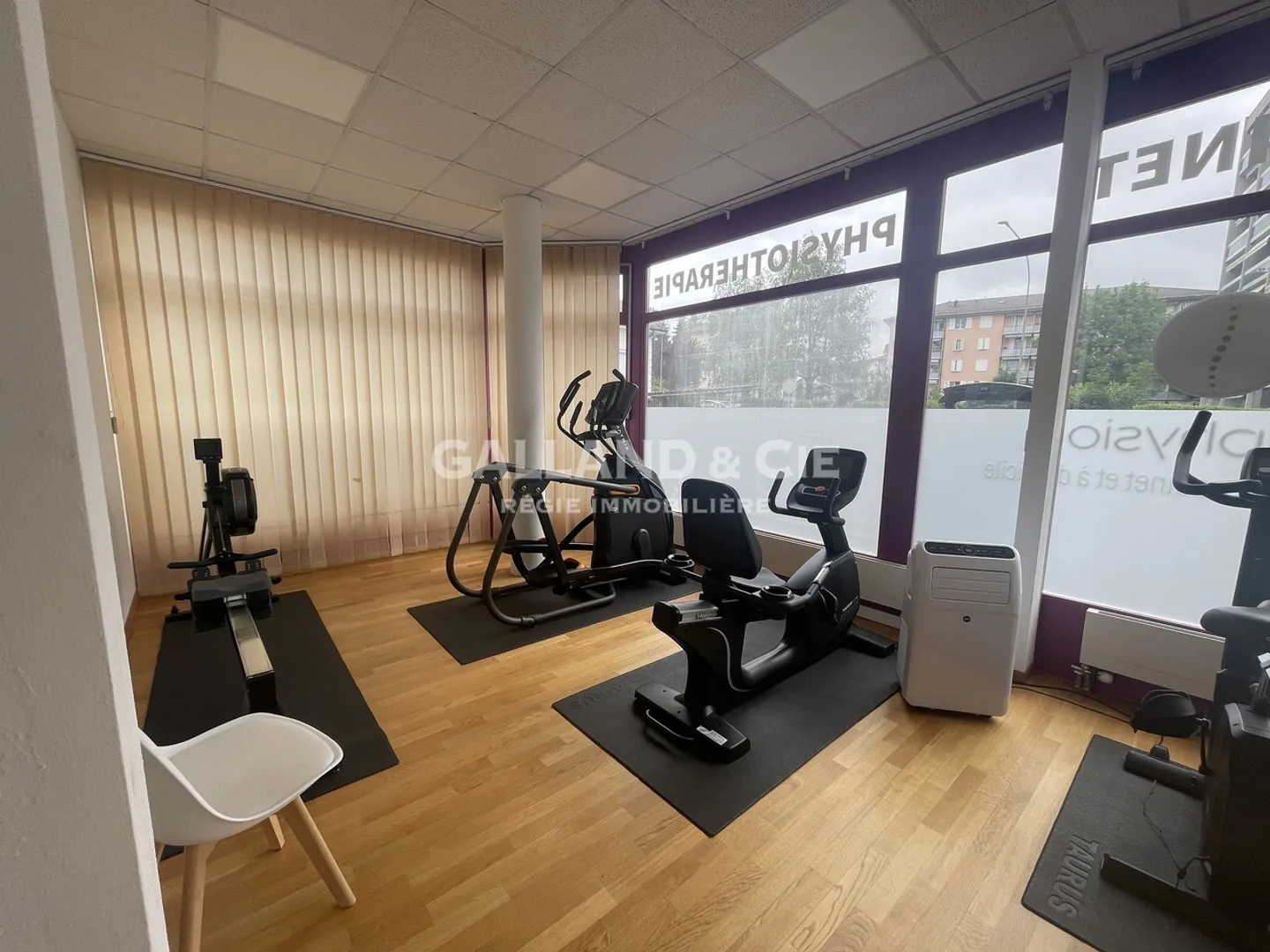 Commercial premises on the ground floor. - Photo 6 of 9