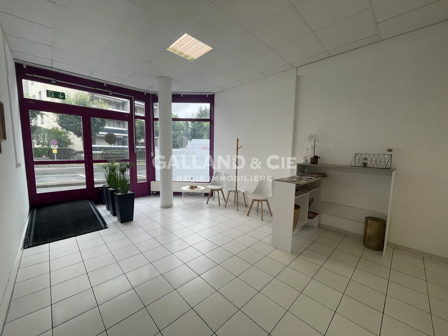 Commercial premises on the ground floor. - Photo 4 of 9