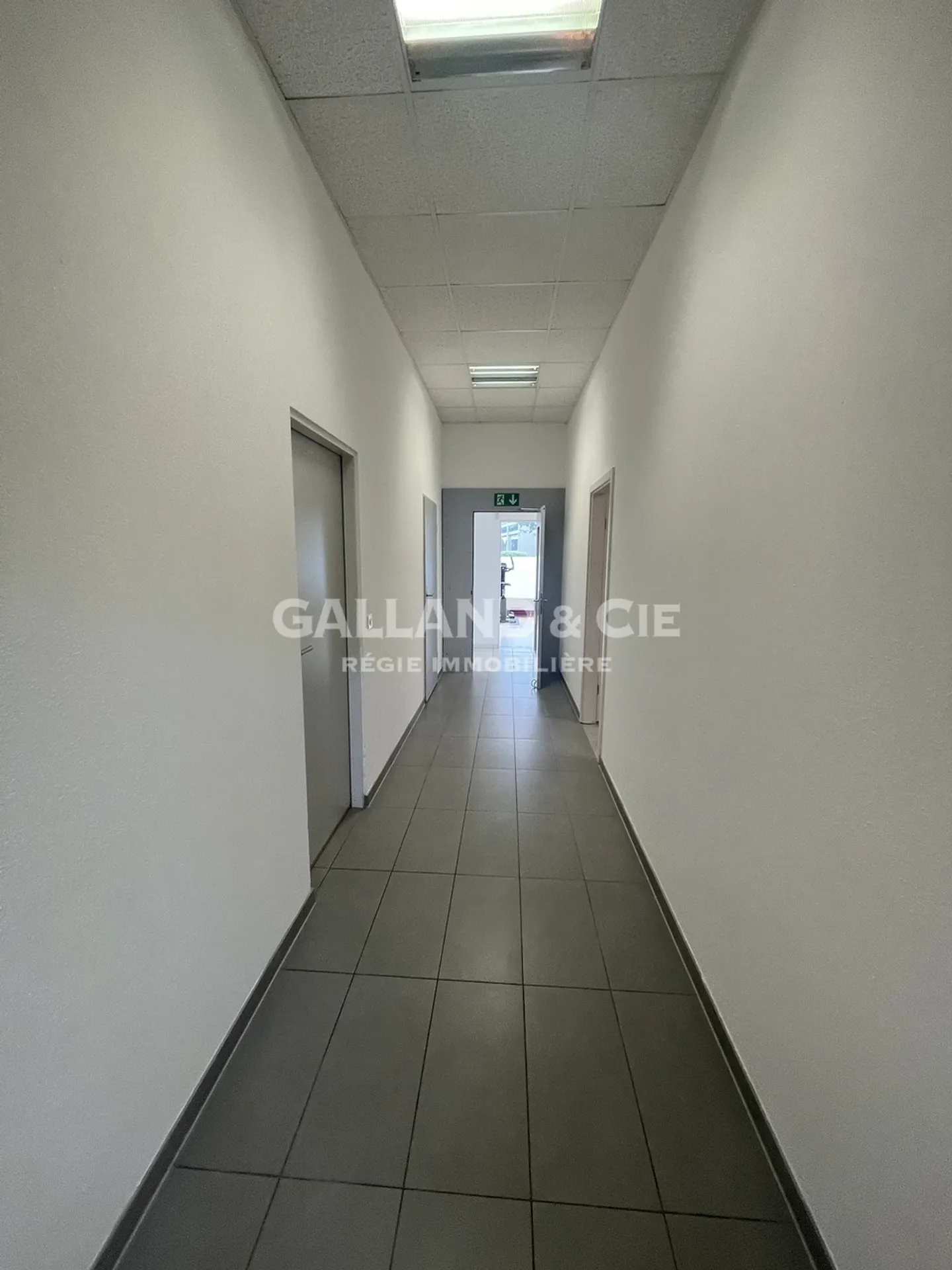 Commercial premises on the ground floor. - Photo 2 of 9