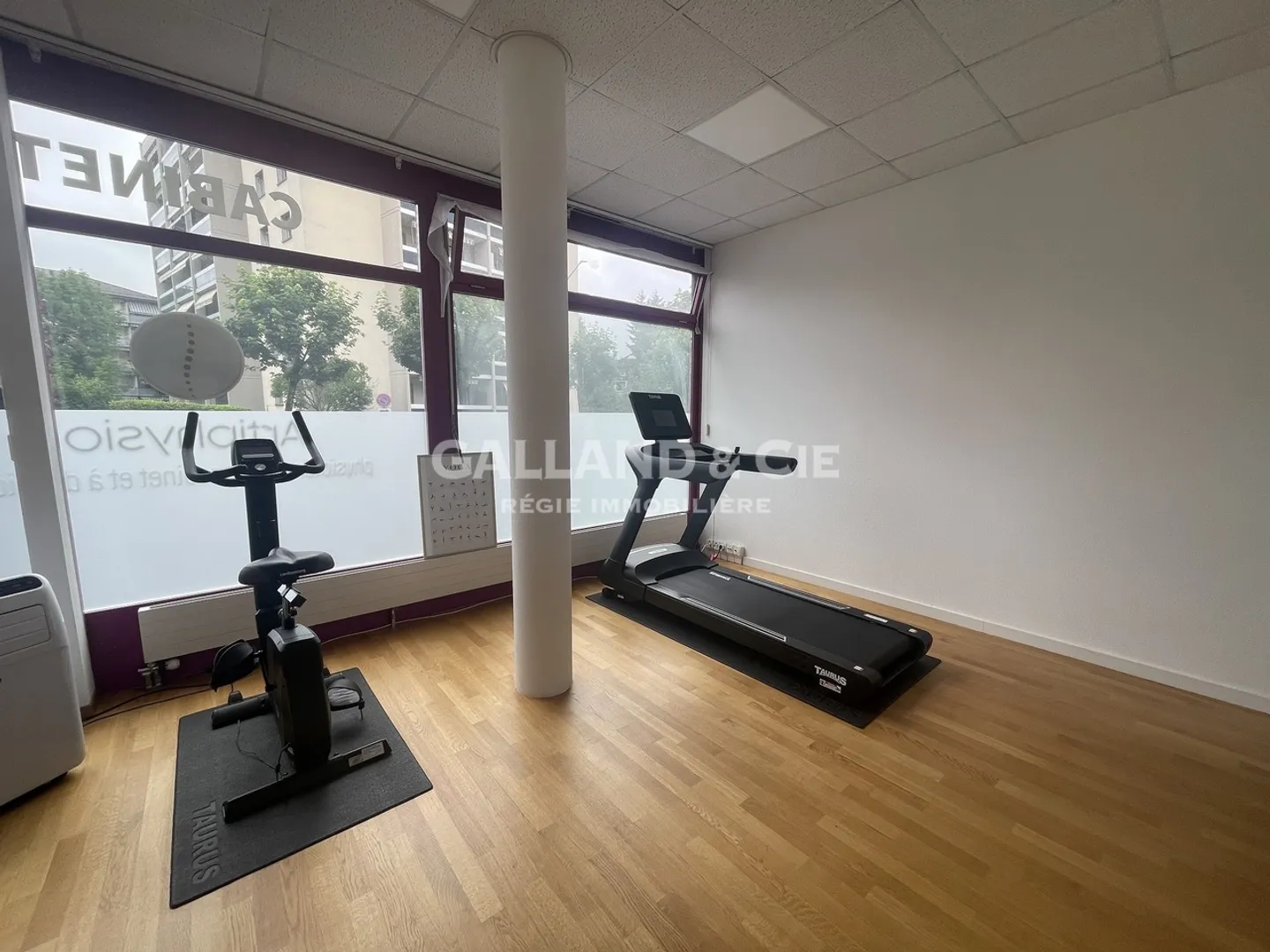 Commercial premises on the ground floor. - Photo 7 of 9