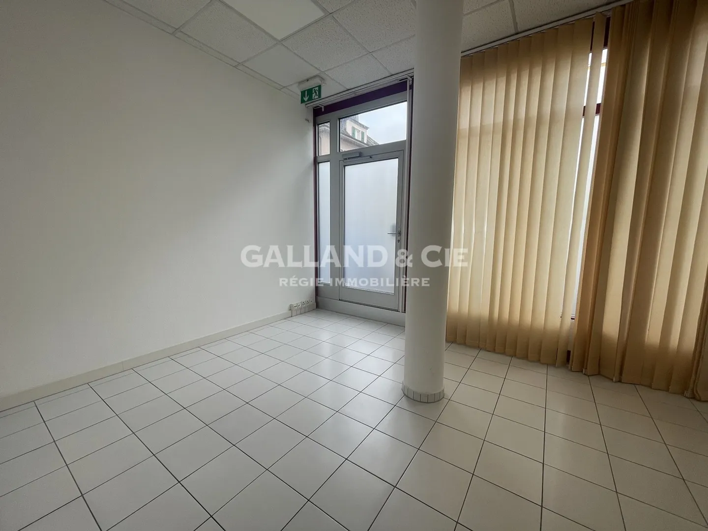 Commercial premises on the ground floor. - Photo 3 of 9