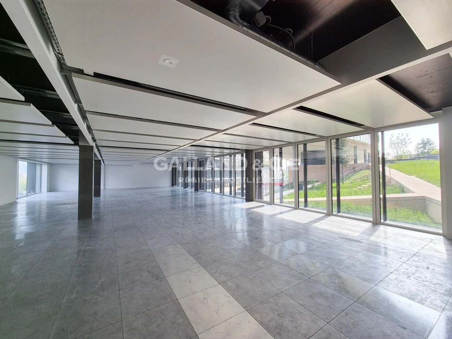 Office of 282m2 - Photo 2 of 3
