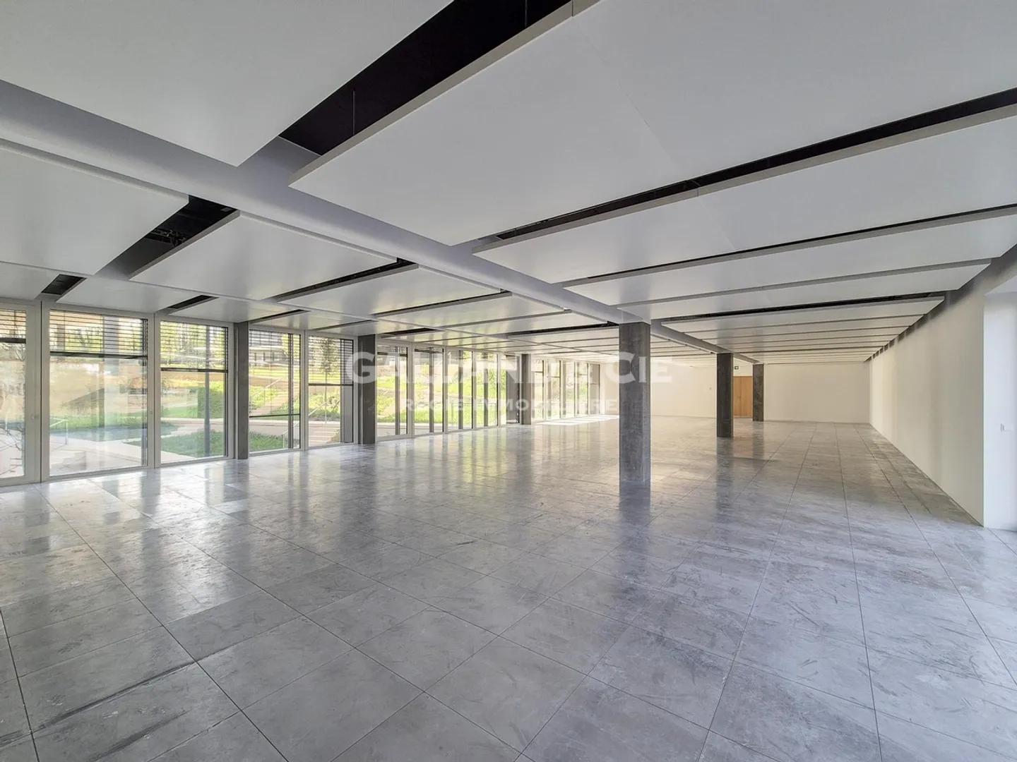 Office of 282m2 - Photo 1 of 3