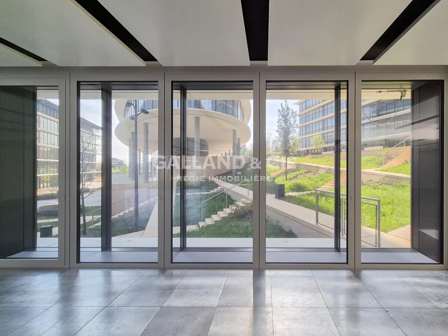 Office of 282m2 - Photo 3 of 3