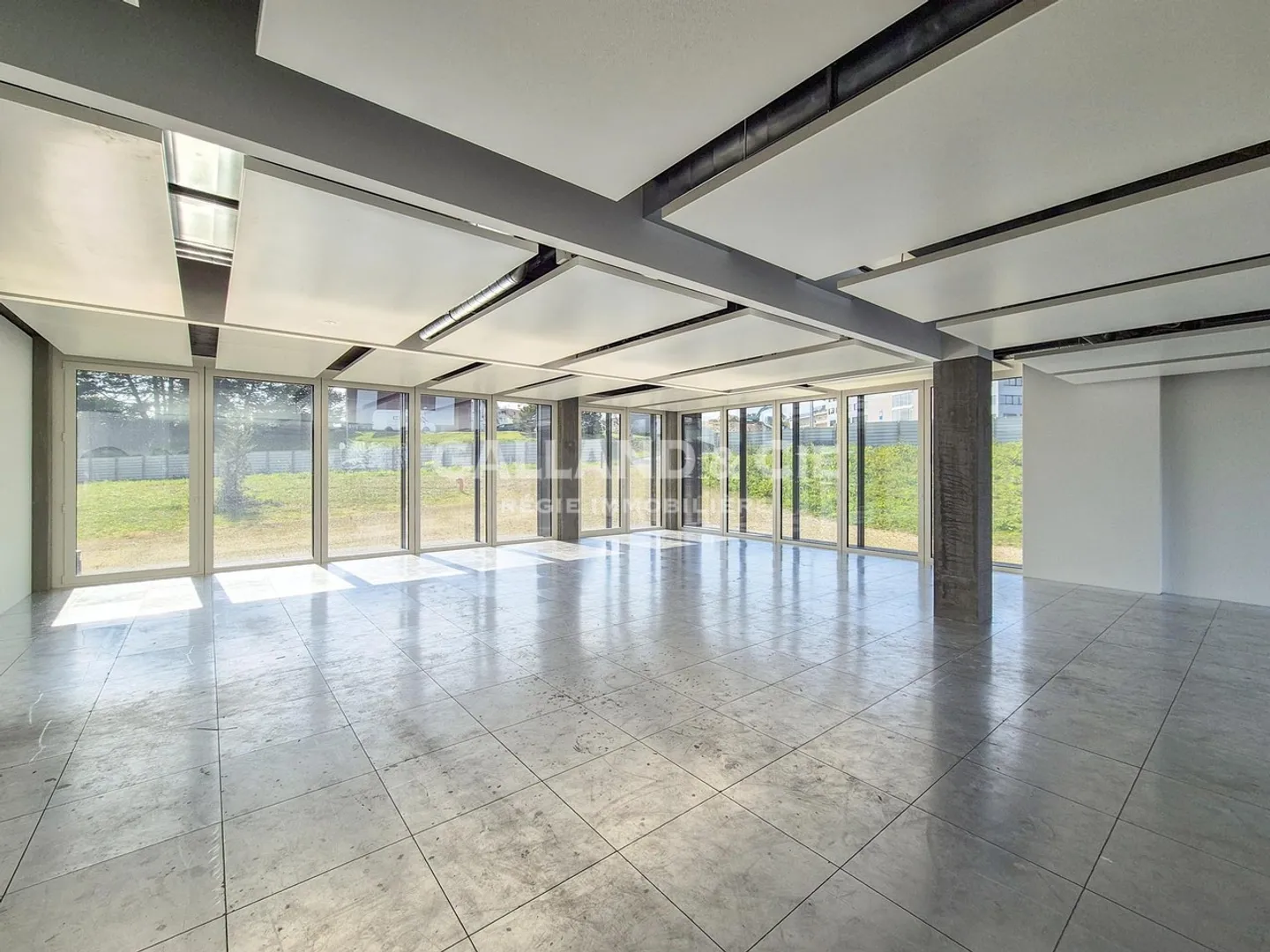 Office of 119m2 benefiting from beautiful brightness - Photo 2 of 7