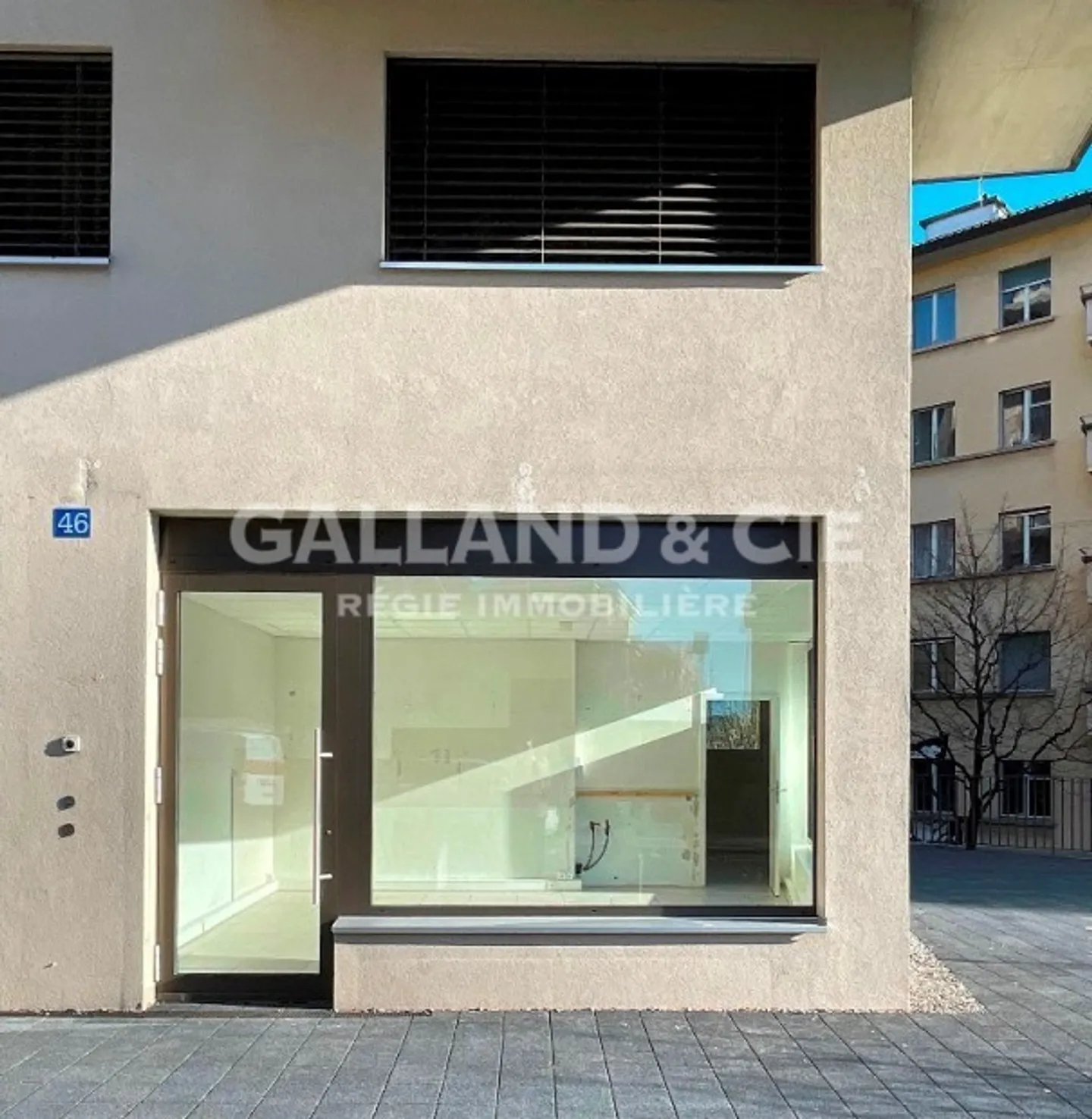 Beautiful commercial space with showcase and terrace - Photo 2 of 2