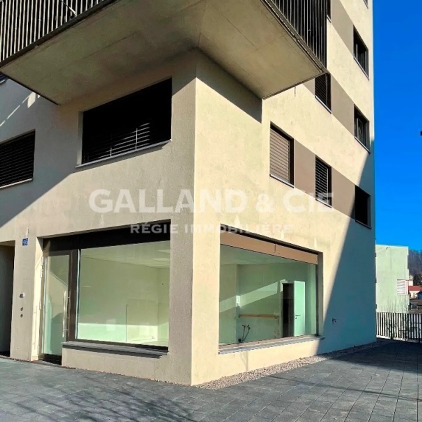 Beautiful commercial space with showcase and terrace - Photo 1 of 2