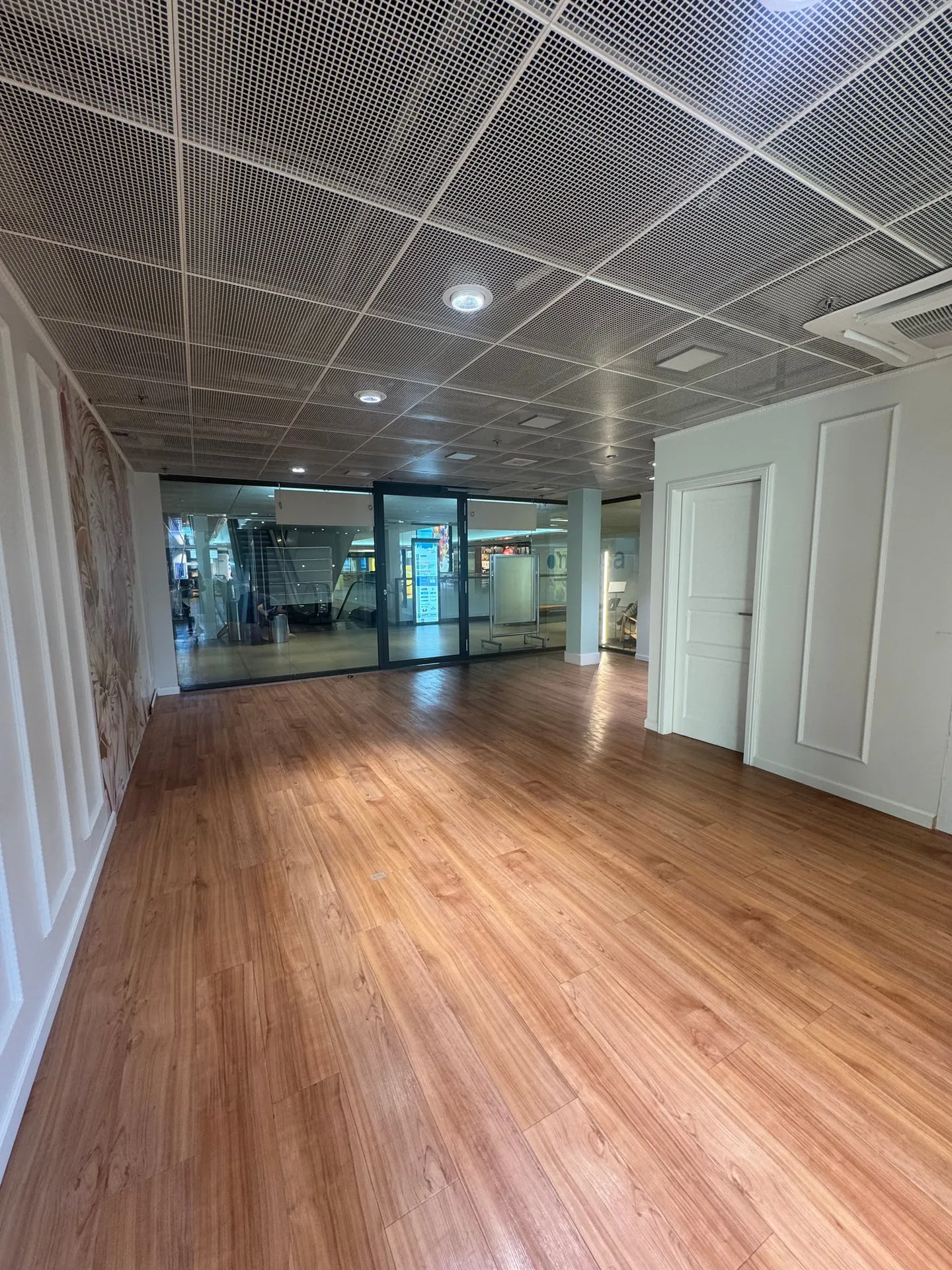 Spacious commercial space on Löwenstrasse - Central and barrier-free - Photo 2 of 9