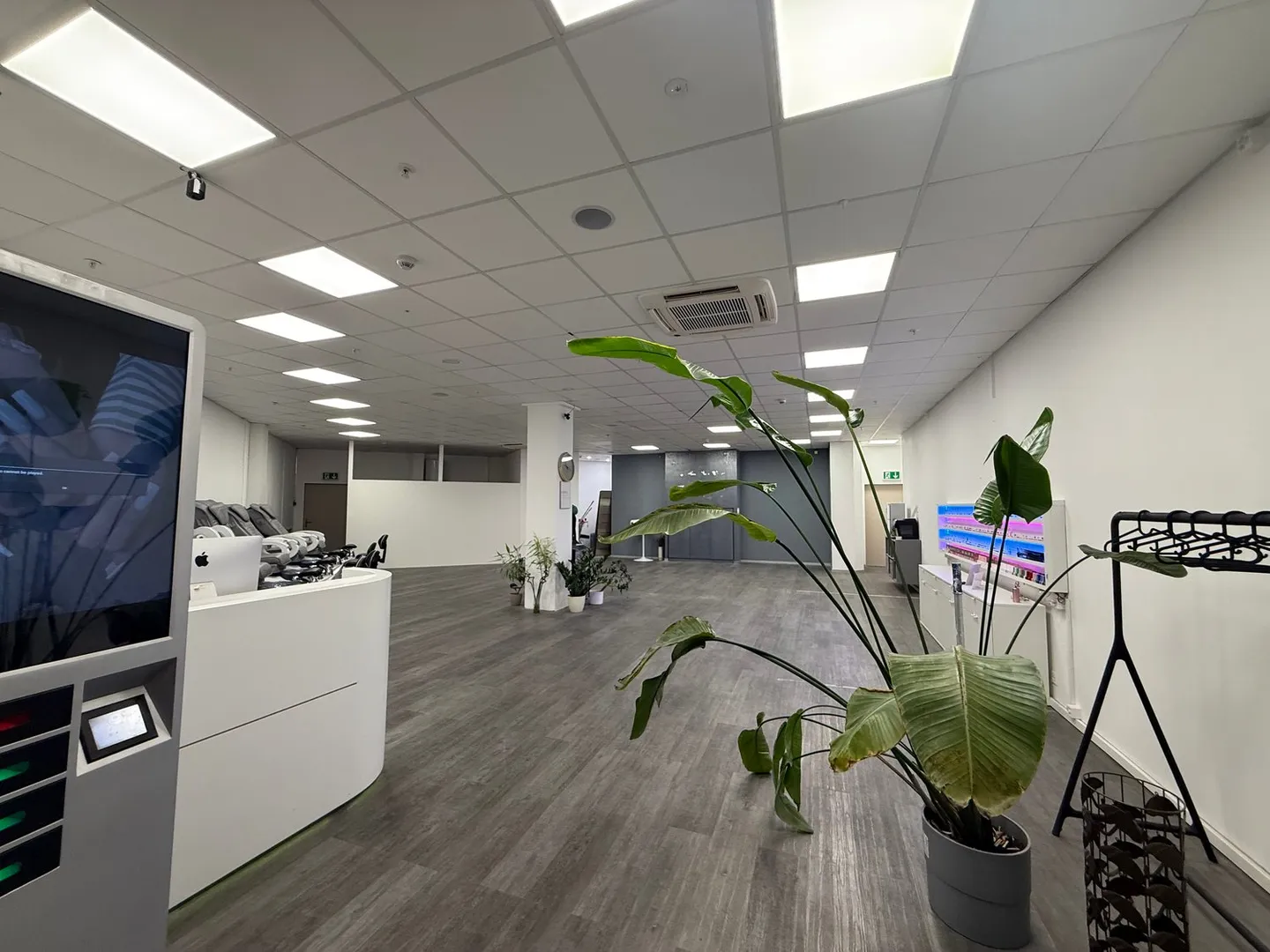 Espace commercial moderne à louer dans le centre Migros de Wiedikon - Photo 3 sur 8