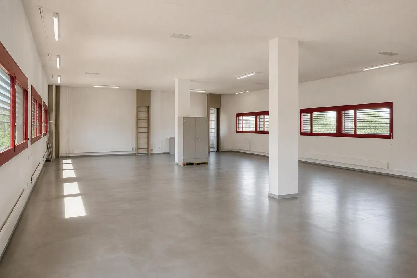 Versatile Commercial Space in Urdorf - Photo 2 of 5