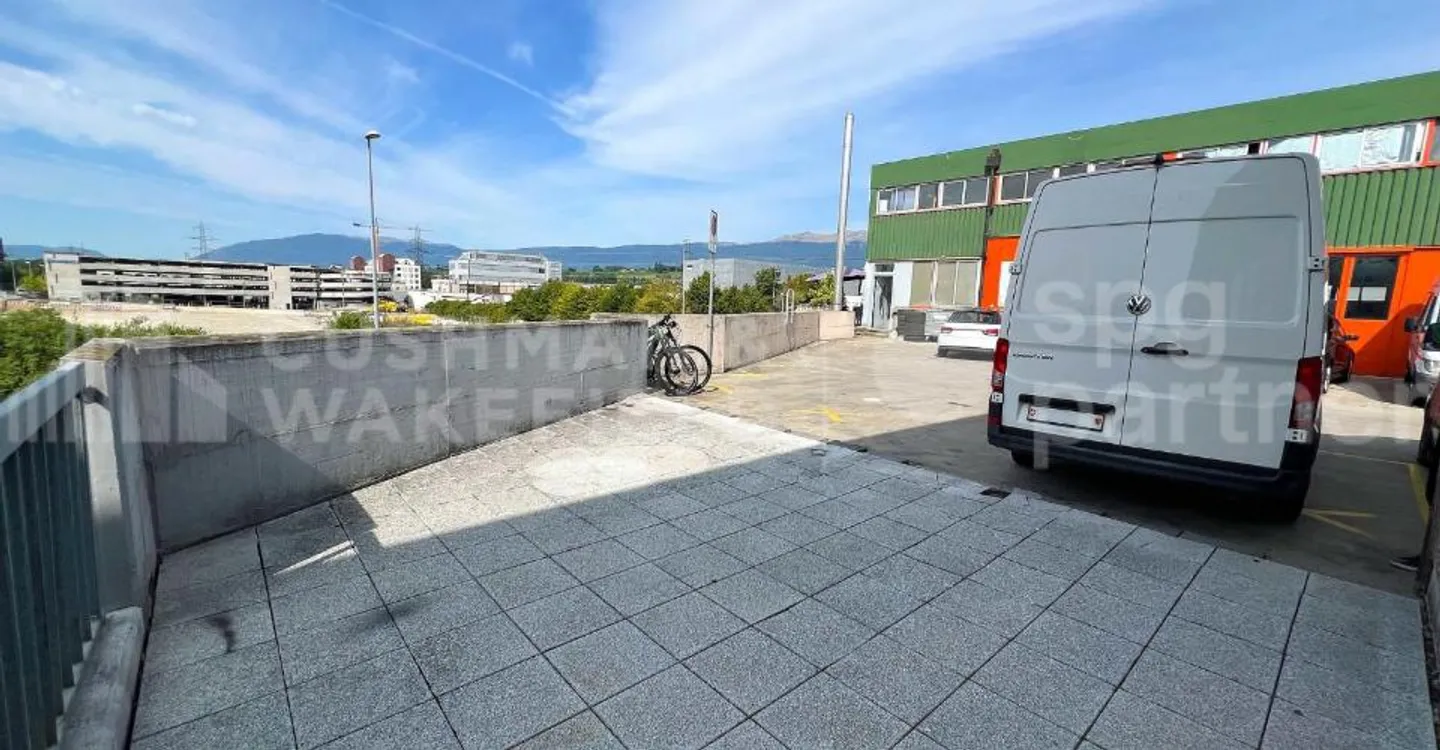 Workshop, showroom and offices - 940 m² | SATIGNY–ZIMEYSA - Photo 12 of 13