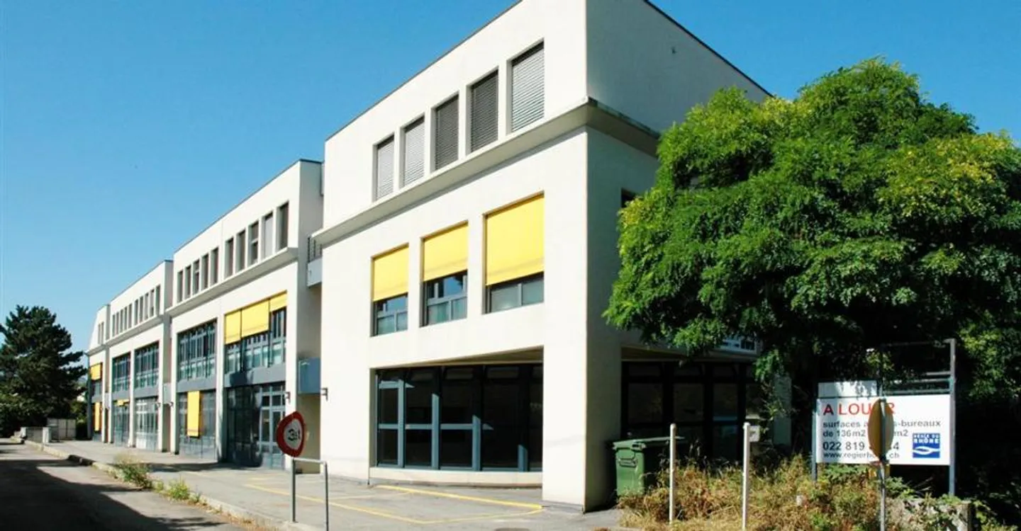 Beautiful commercial space, offering the possibility to arrange offices and/or storage - Photo 2 of 2