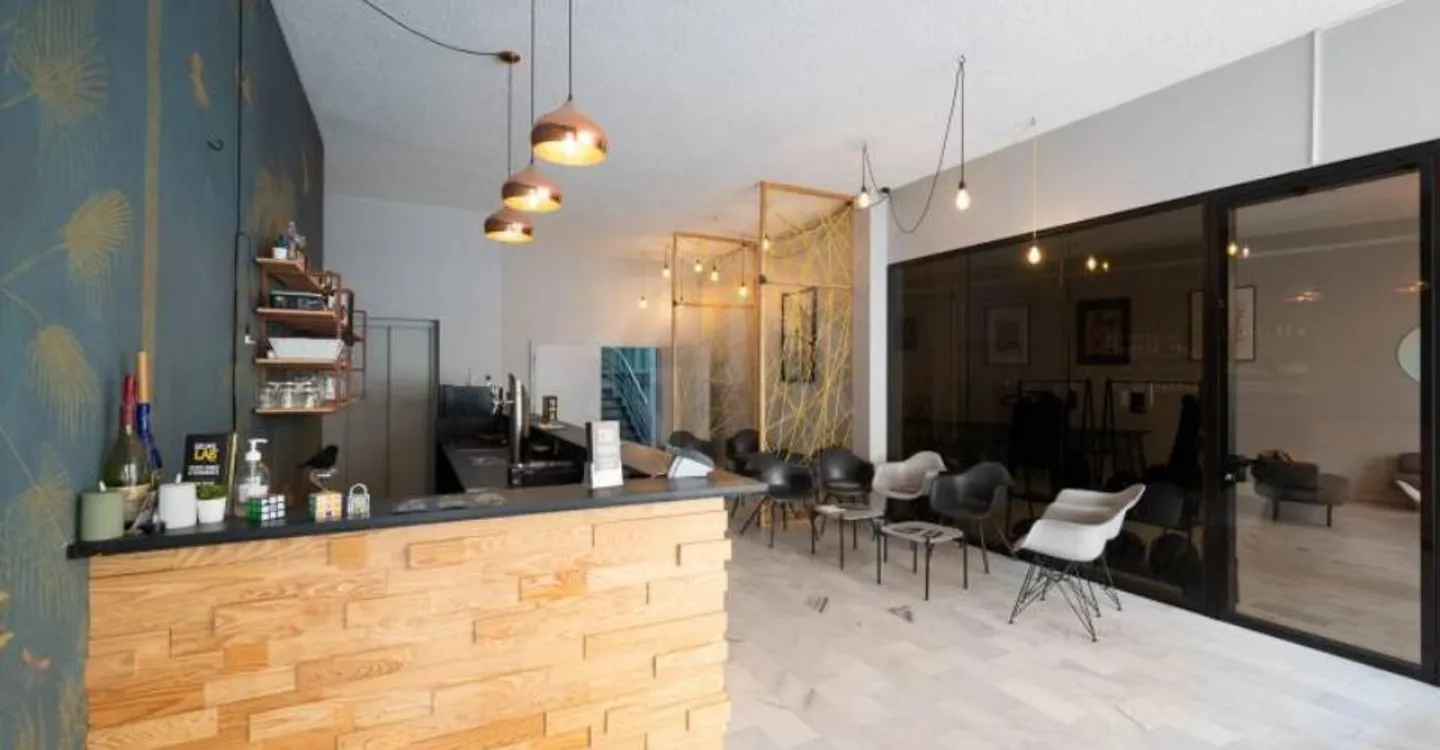 Showroom et bureaux uniques - Photo 2 sur 6