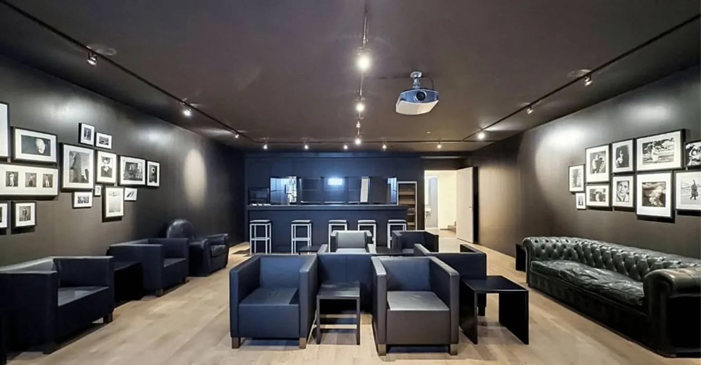 EXCLUSIVE - LAKE House OFFICE: Prestigious Building - Photo 10 of 13