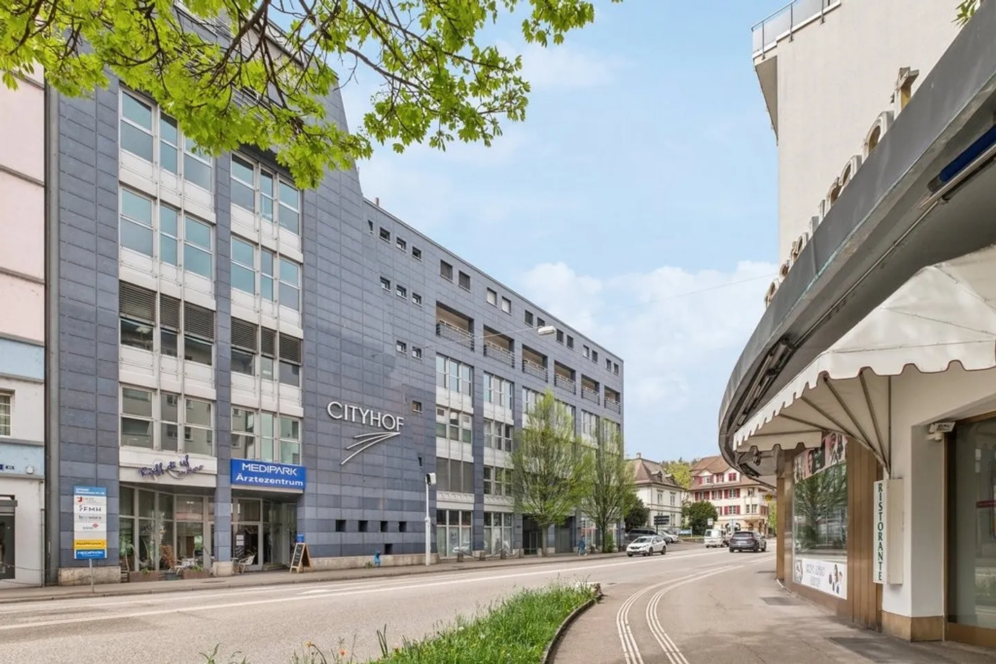 Central, modern and full of possibilities --> Your new company headquarters! - Photo 2 of 6