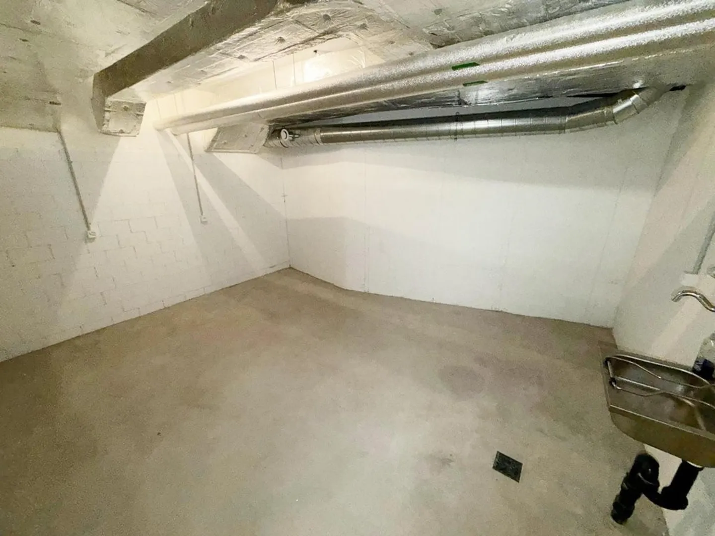 Attractive Craft Room for Rent Immediately - Photo 3 of 4