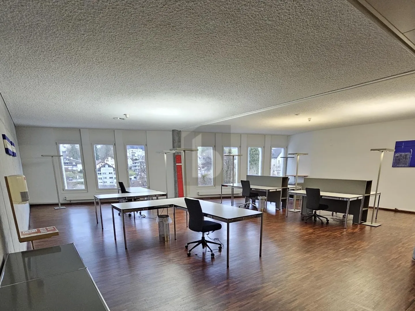 SPACIOUS OFFICE SPACE - Photo 2 of 6