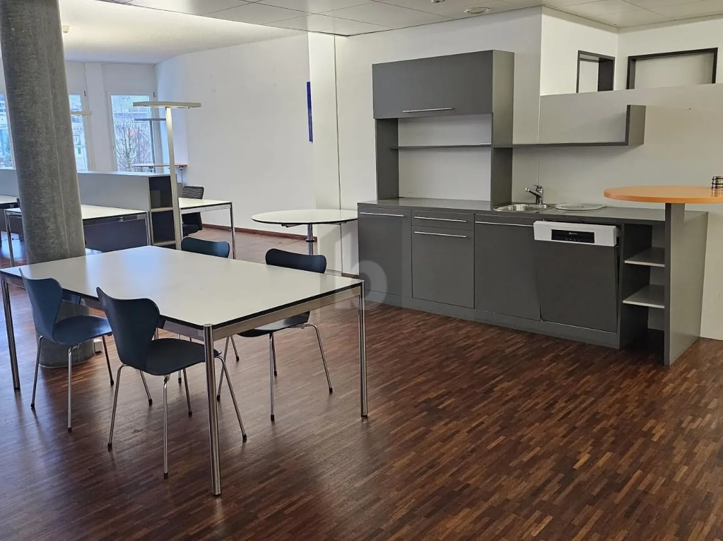 SPACIOUS OFFICE SPACE - Photo 3 of 6