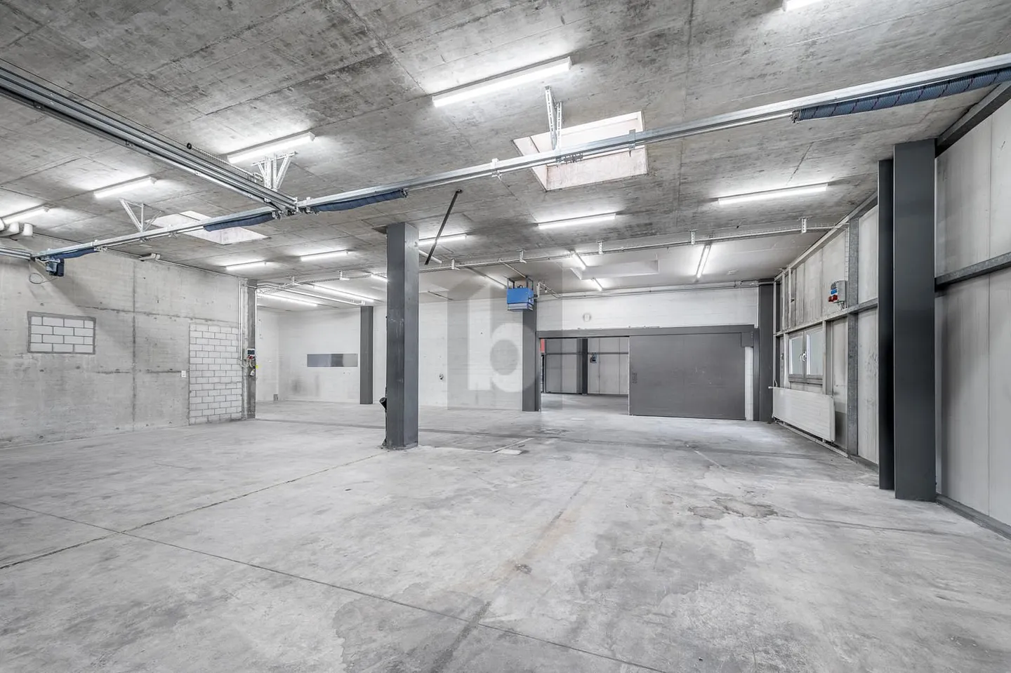 SPACIOUS, STRUCTURED AND PROFESSIONAL - Photo 2 of 6