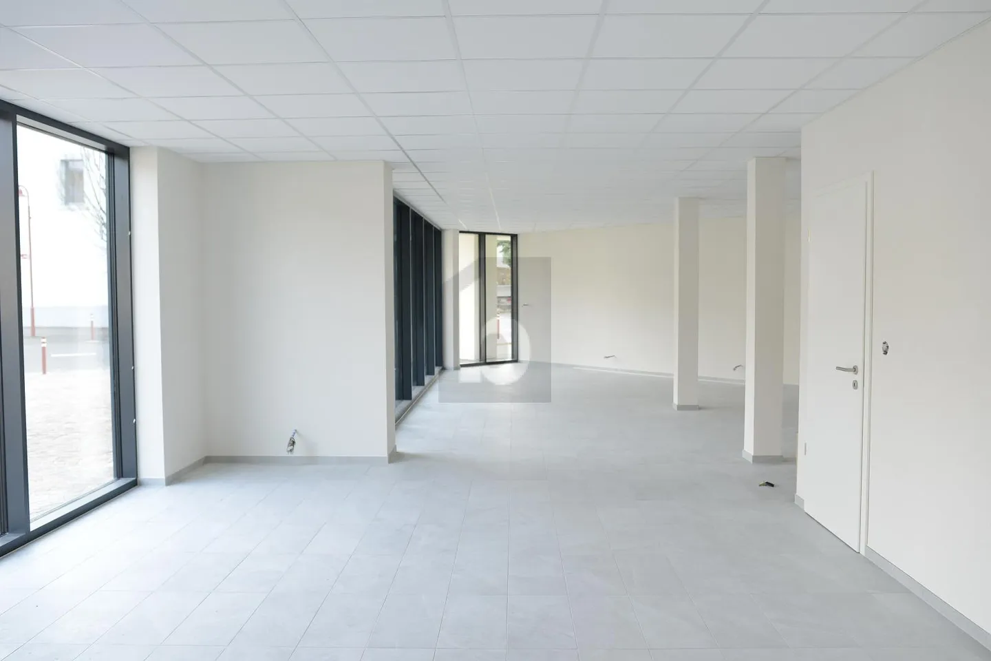 BRIGHT AND MODERN SURFACE - Photo 2 of 6