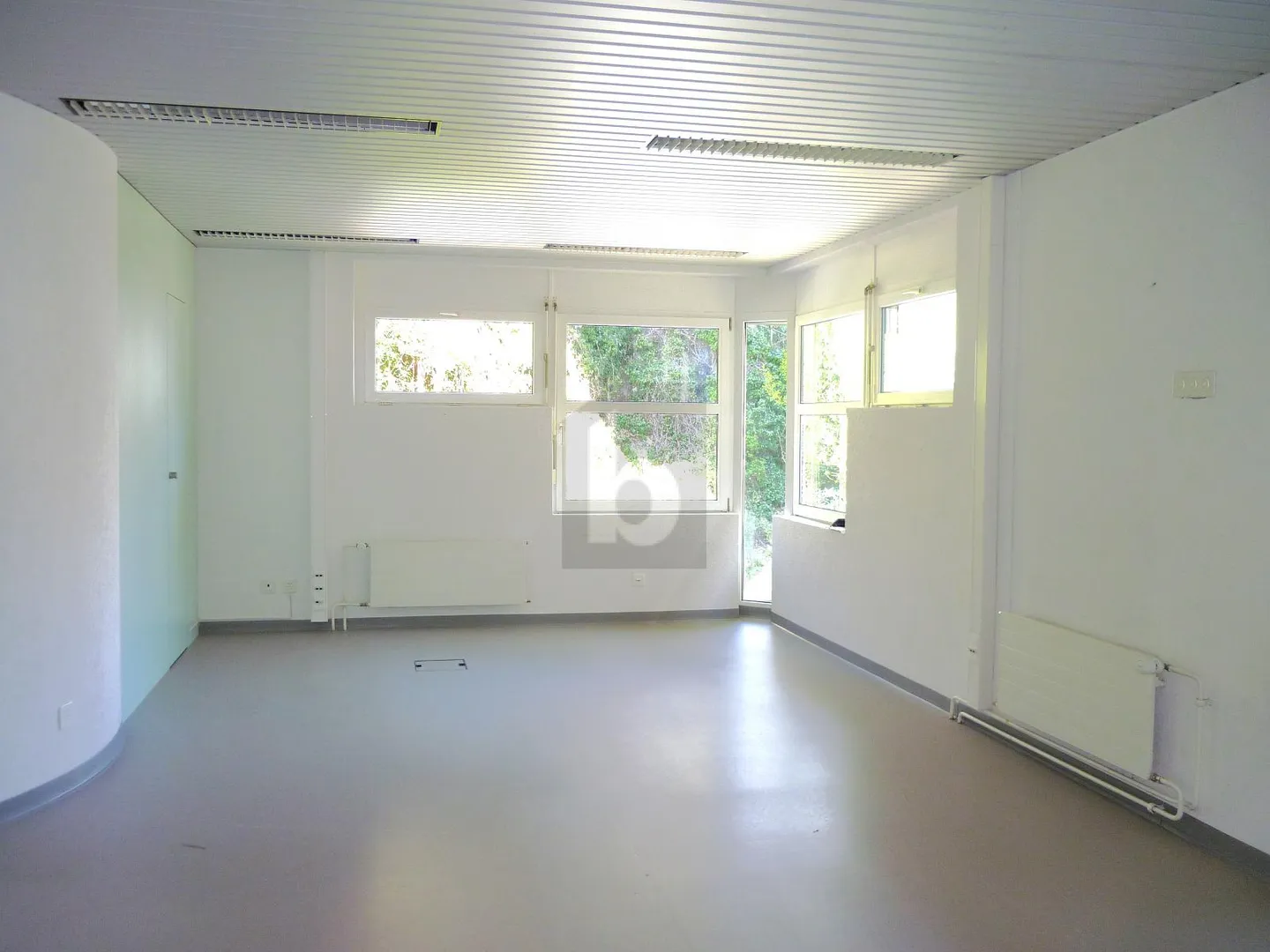 Independent Office Space in La Sarraz - Photo 2 of 6