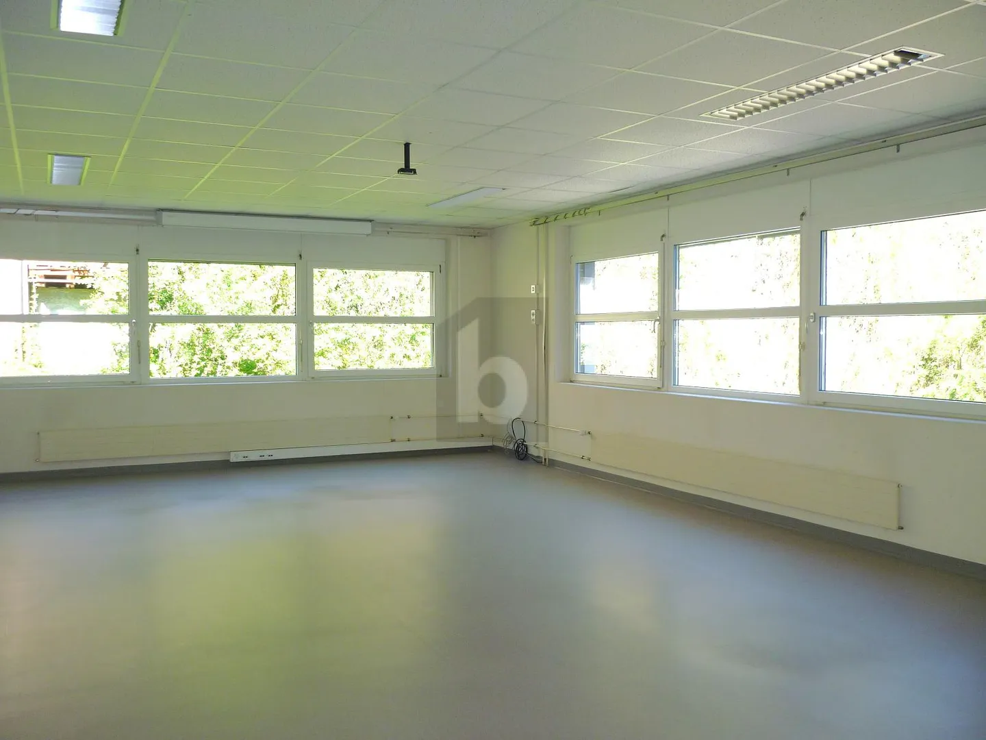 Independent Office Space in La Sarraz - Photo 4 of 6