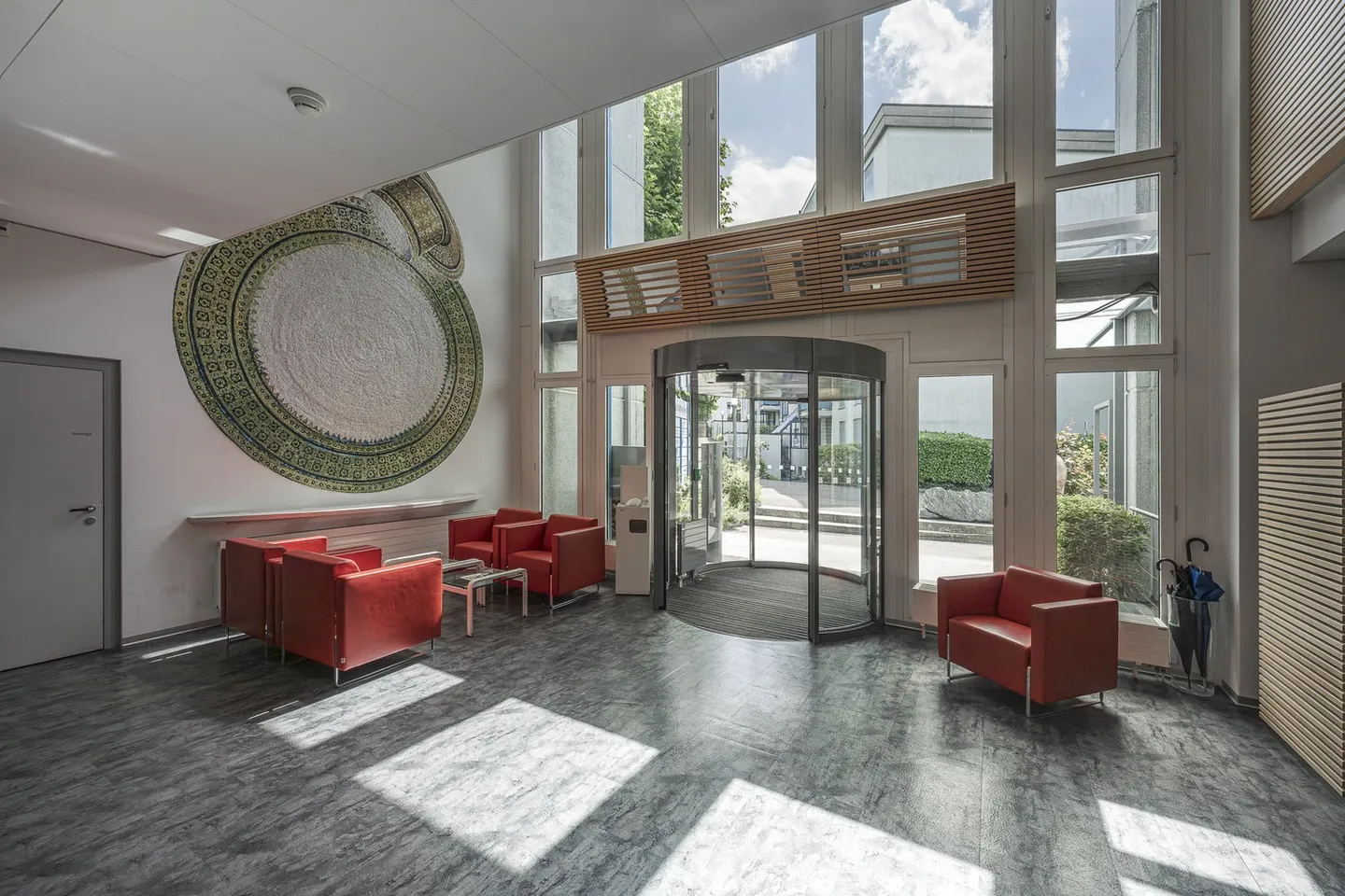Ready-to-move-in office space with exclusive rooftop terrace! - Photo 2 of 10
