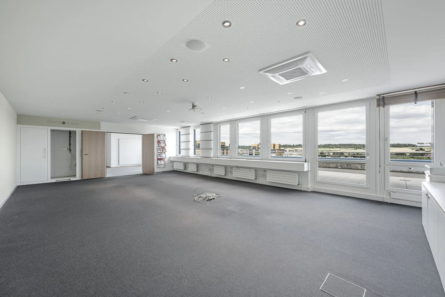 Ready-to-move-in office space with exclusive rooftop terrace! - Photo 3 of 10