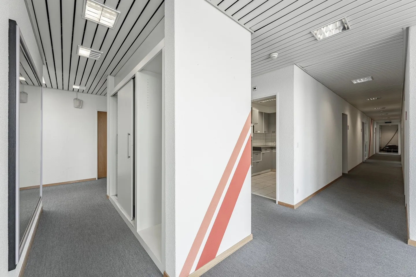 Ready-to-move-in office space with exclusive rooftop terrace! - Photo 6 of 10