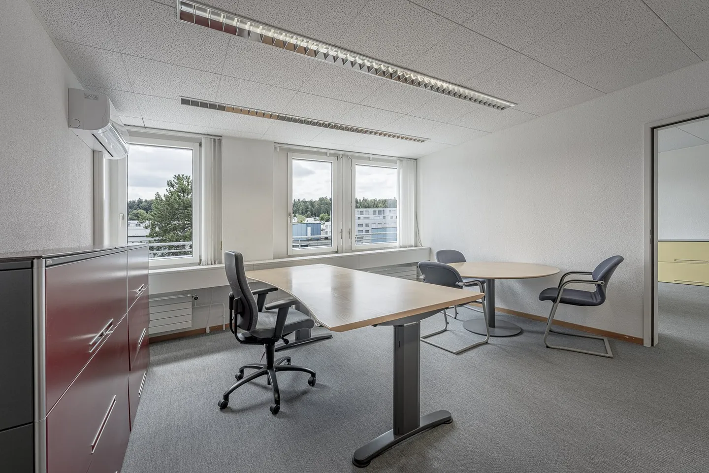 Ready-to-move-in office space with exclusive rooftop terrace! - Photo 5 of 10