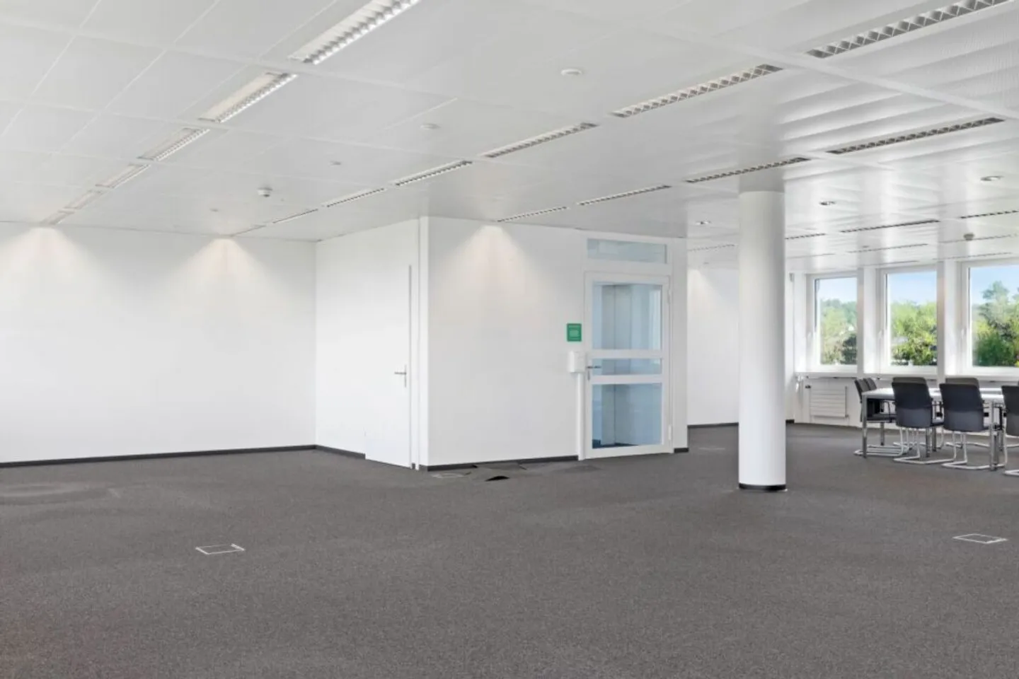 Last available offices / Spaces of 111, 185 and 210 m² in Renens - Photo 1 of 11