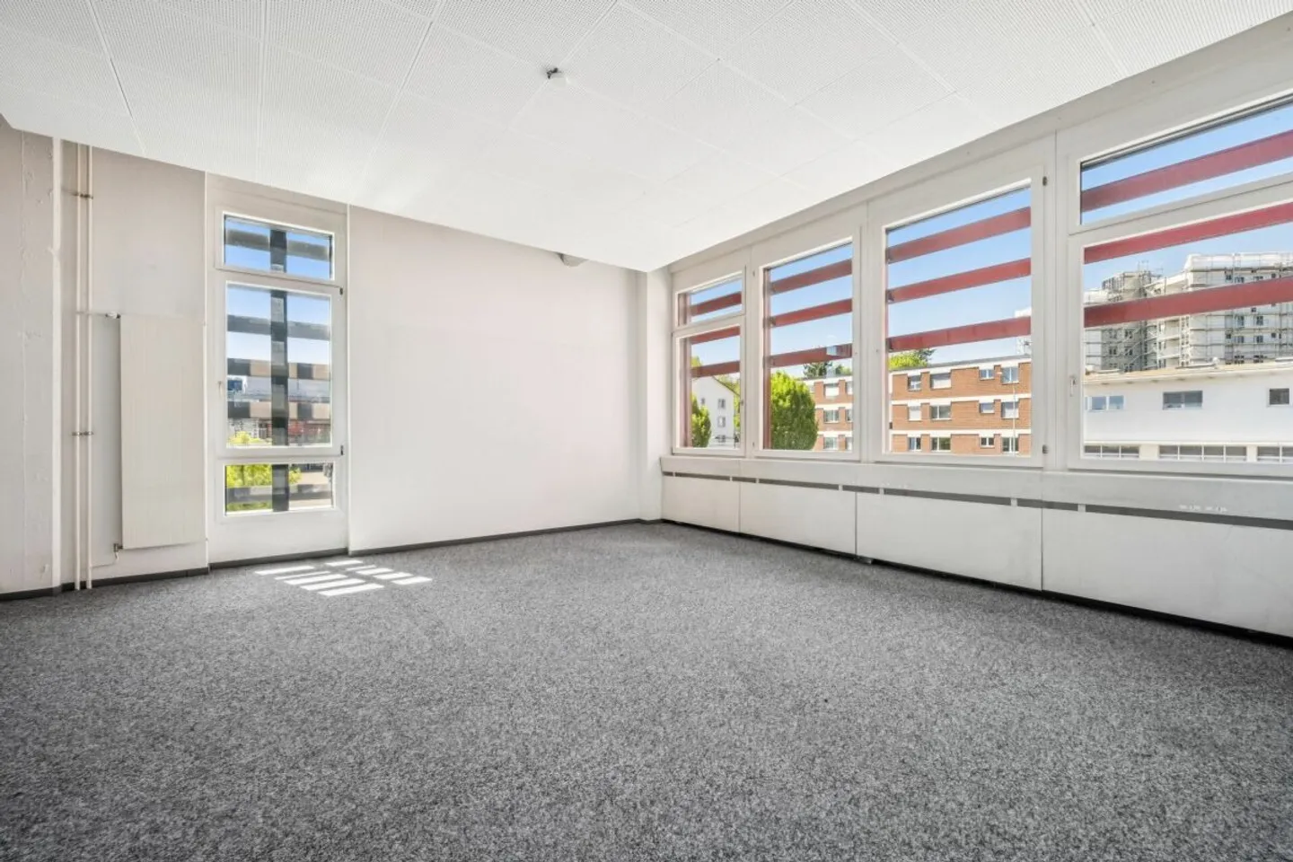 Small office for interim use for your business - Photo 2 of 10