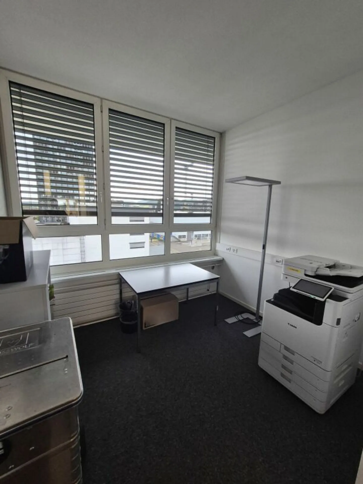 Spacious office space with flexible room layout - Photo 7 of 11