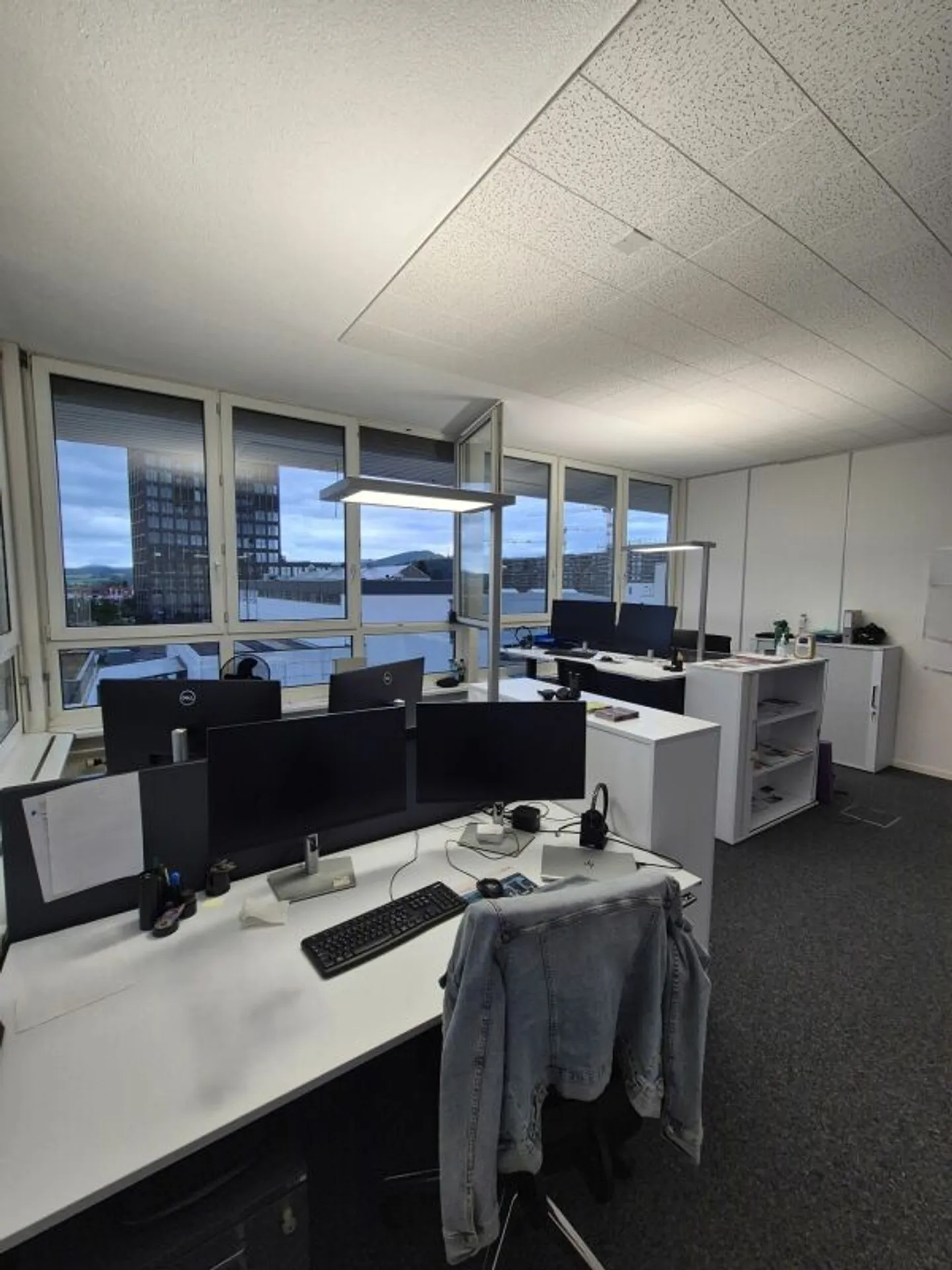 Spacious office space with flexible room layout - Photo 3 of 11