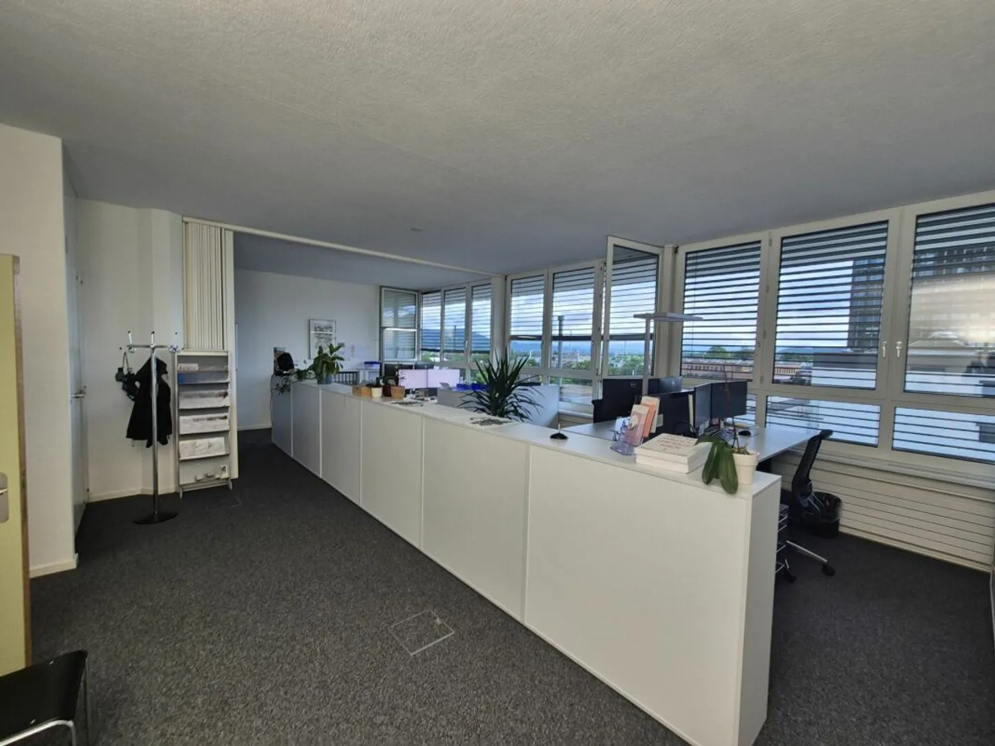 Spacious office space with flexible room layout - Photo 2 of 11