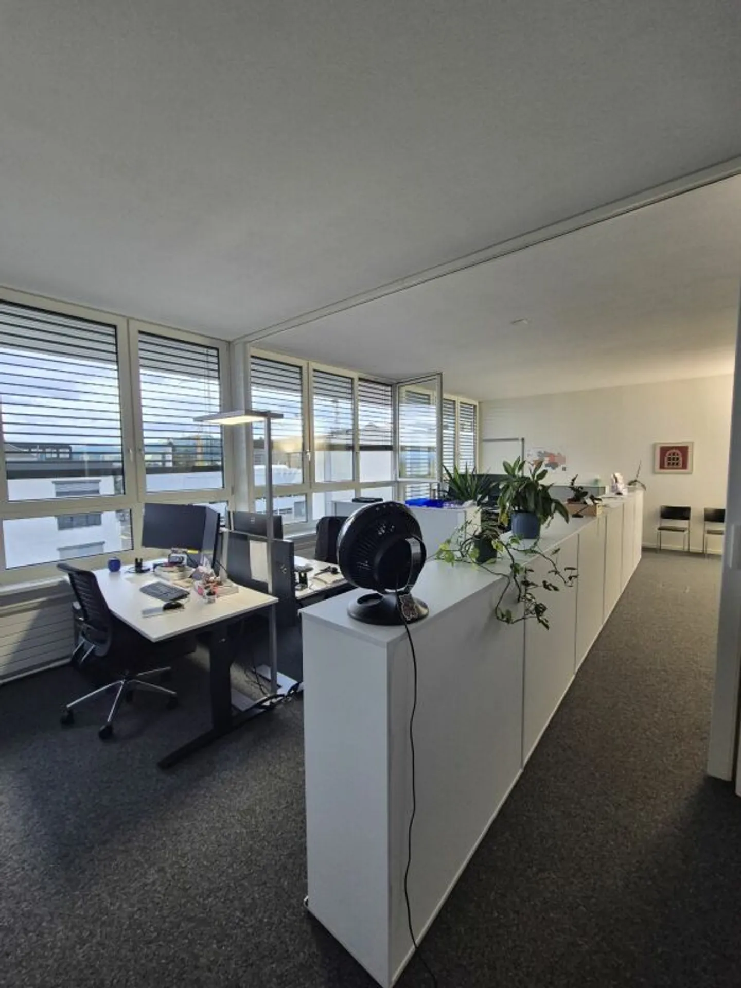 Spacious office space with flexible room layout - Photo 8 of 11