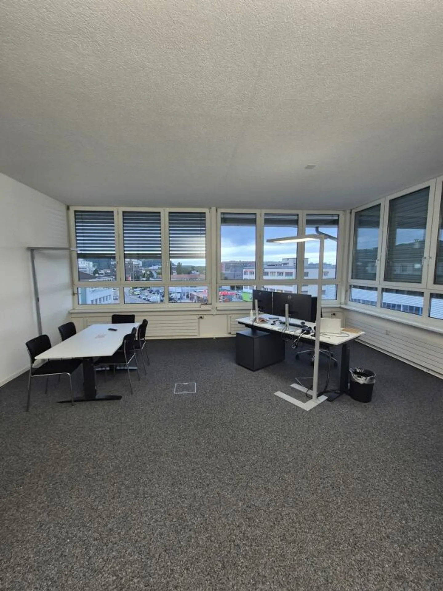 Spacious office space with flexible room layout - Photo 4 of 11