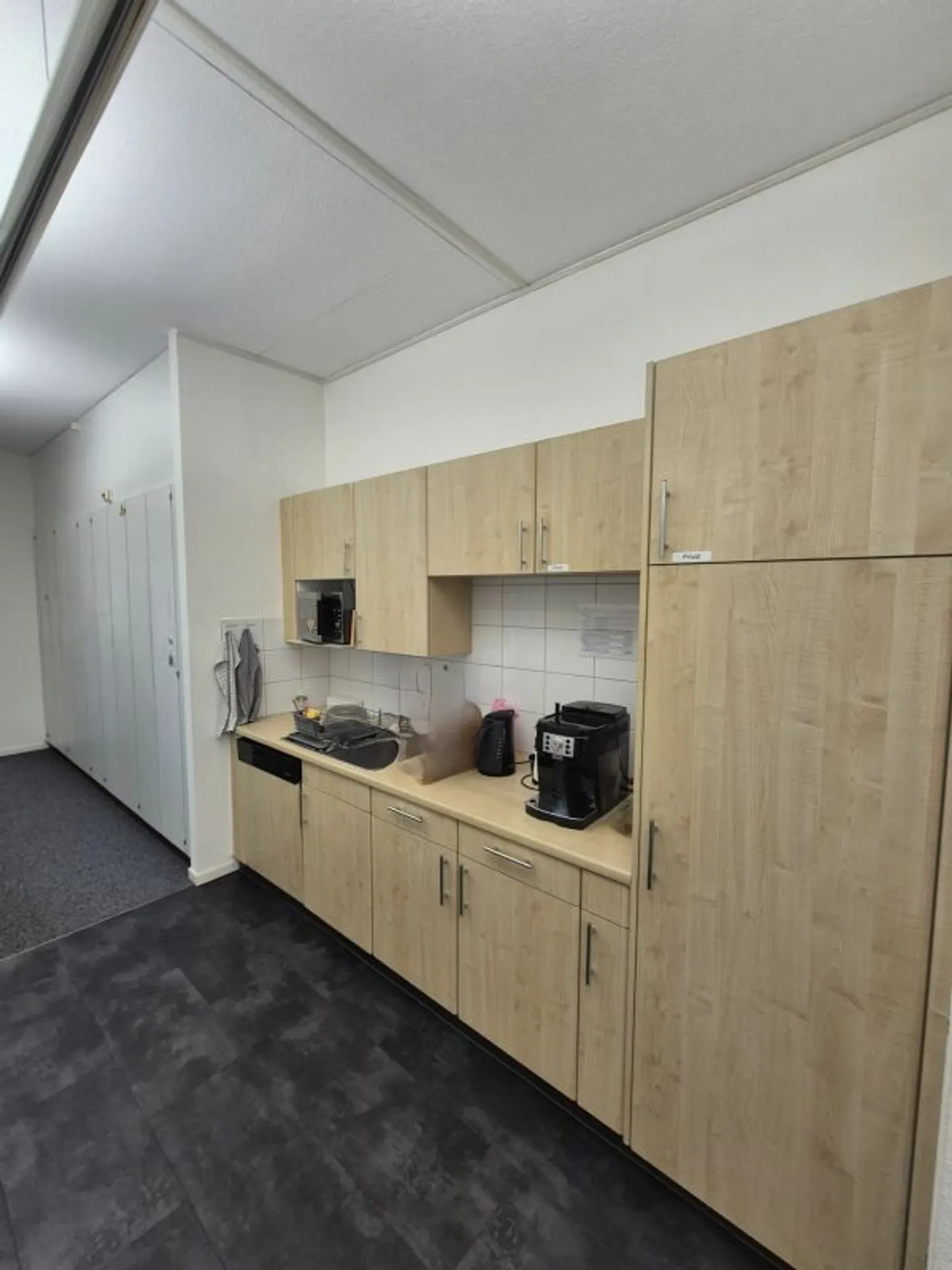 Spacious office space with flexible room layout - Photo 9 of 11