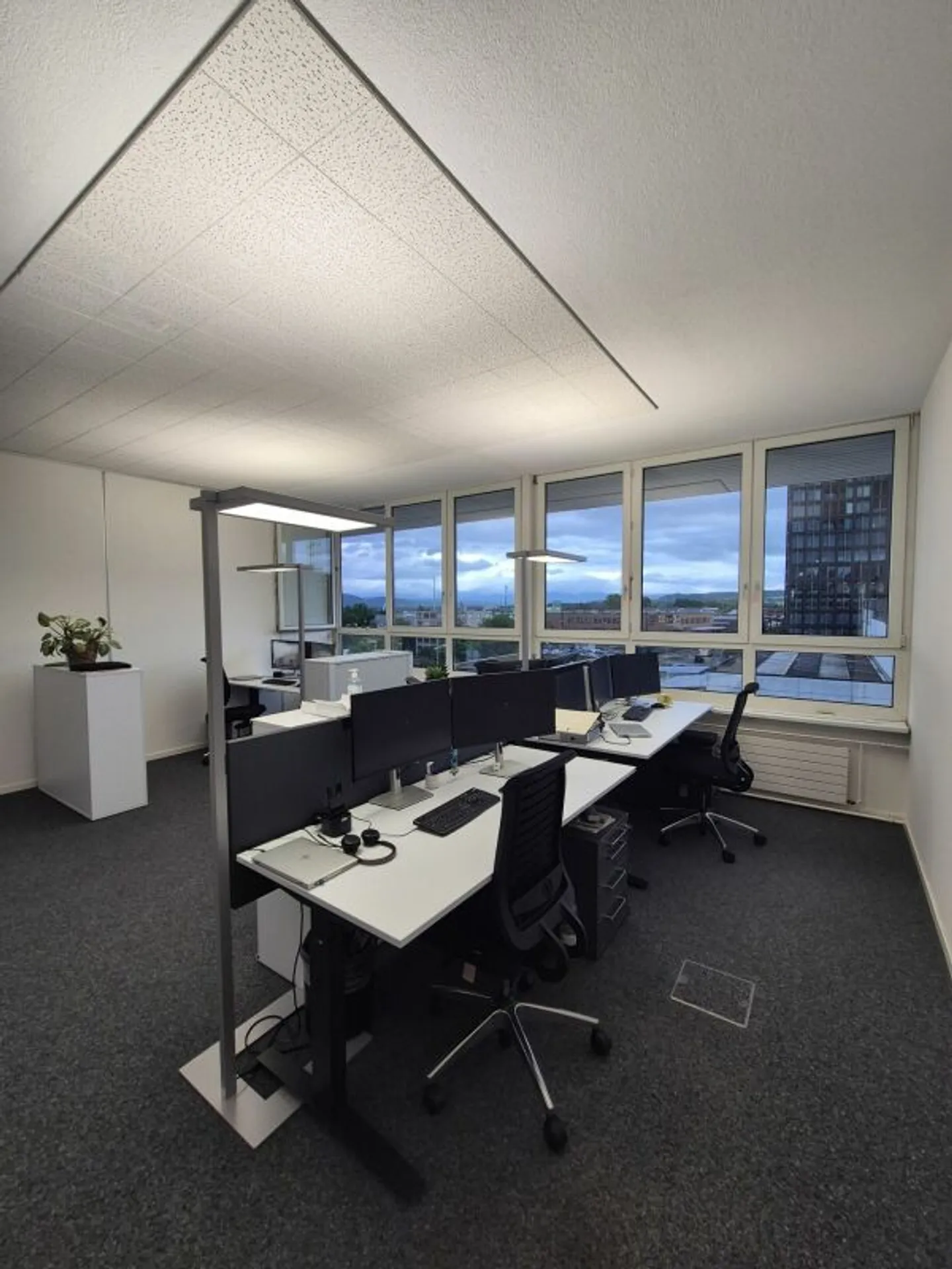 Spacious office space with flexible room layout - Photo 6 of 11