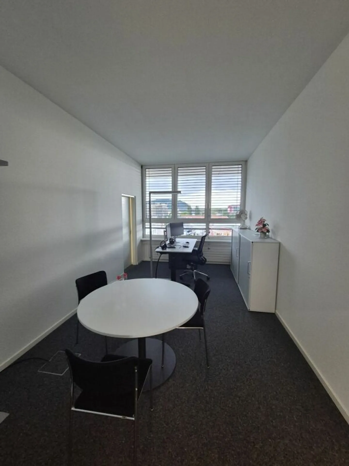 Spacious office space with flexible room layout - Photo 5 of 11