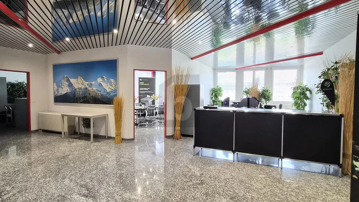 SPACIOUS, BRIGHT & WELL CONNECTED - Photo 1 of 6