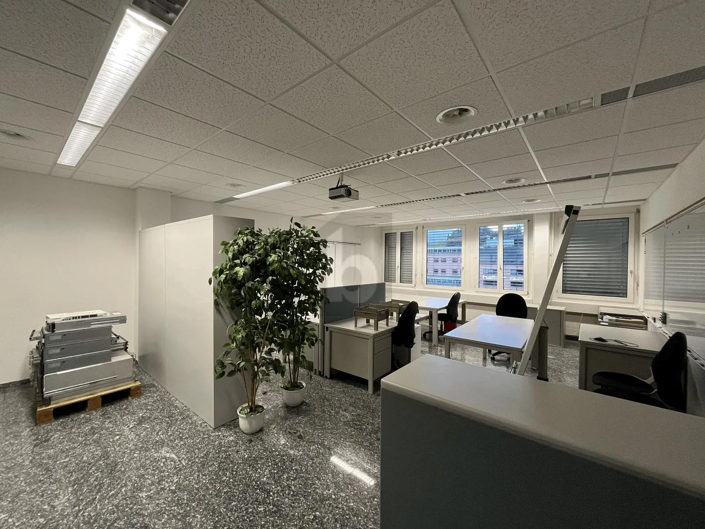 SPACIOUS, BRIGHT & WELL CONNECTED - Photo 4 of 6