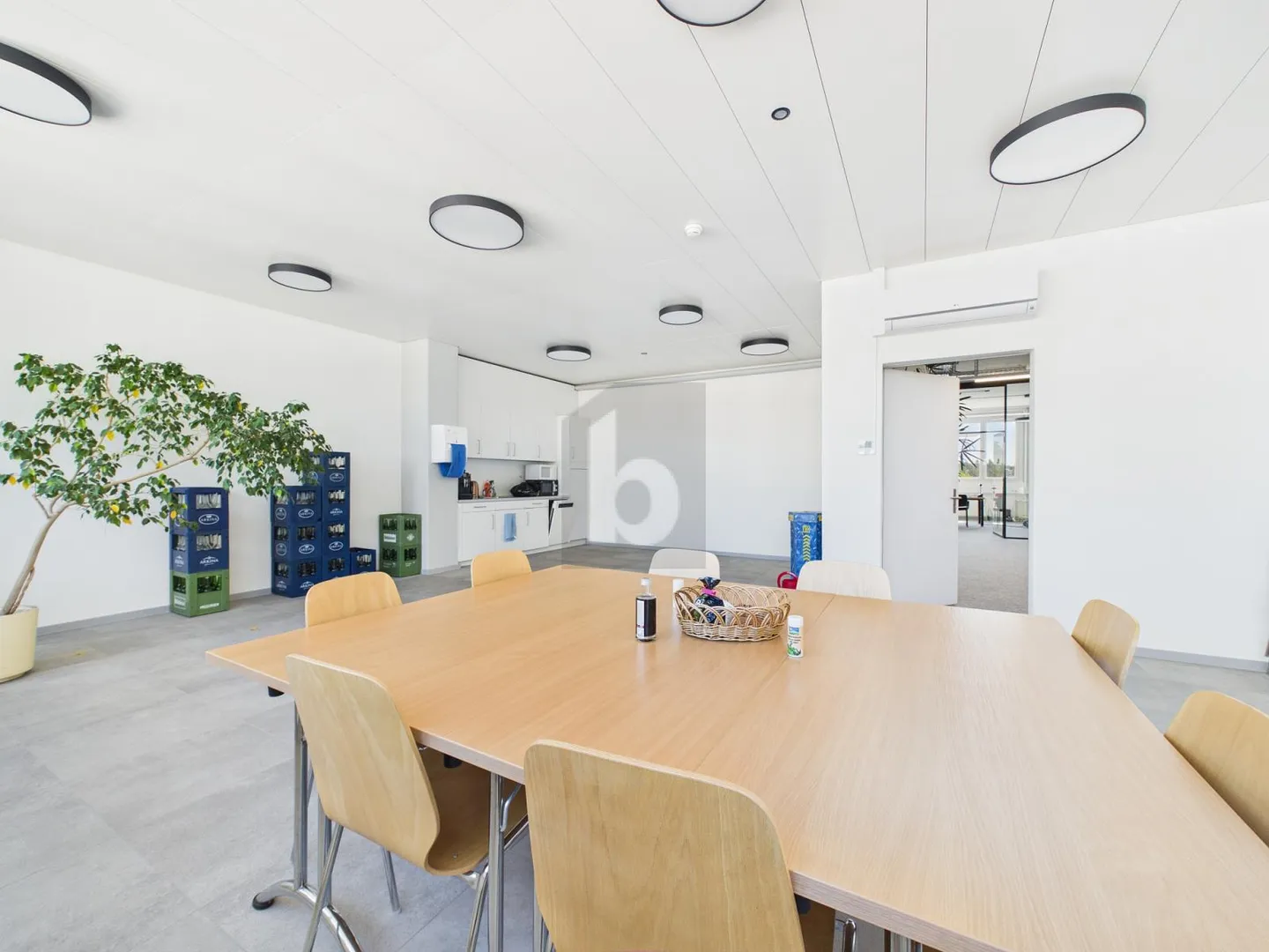 TOP MODERN WITH FLEXIBLE USE - Photo 5 of 6
